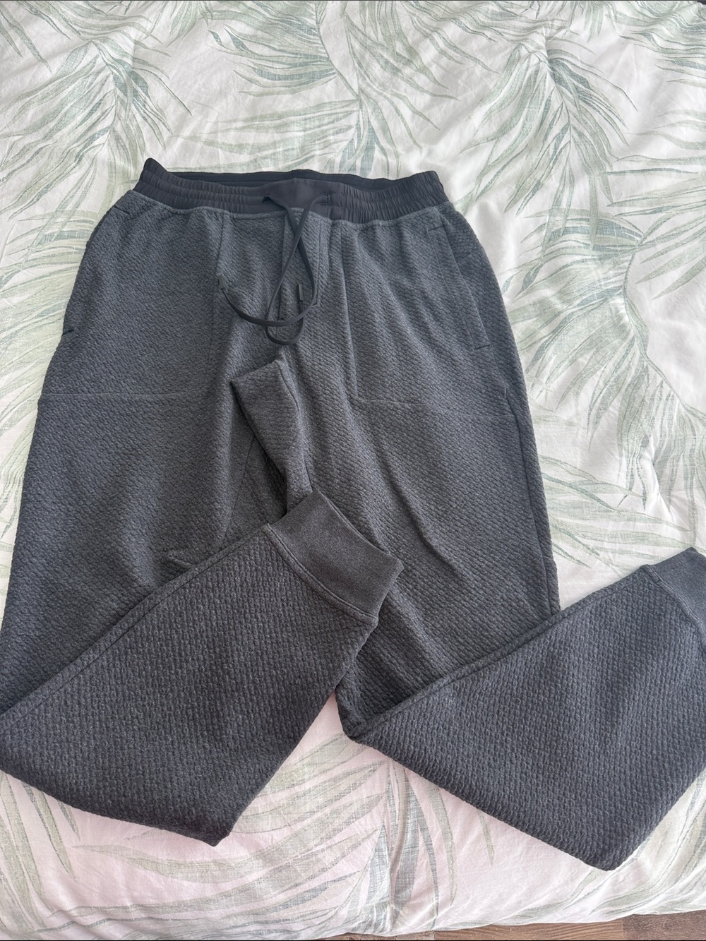 Lululemon Men's Charcoal Grey Quilted Jogger Pants